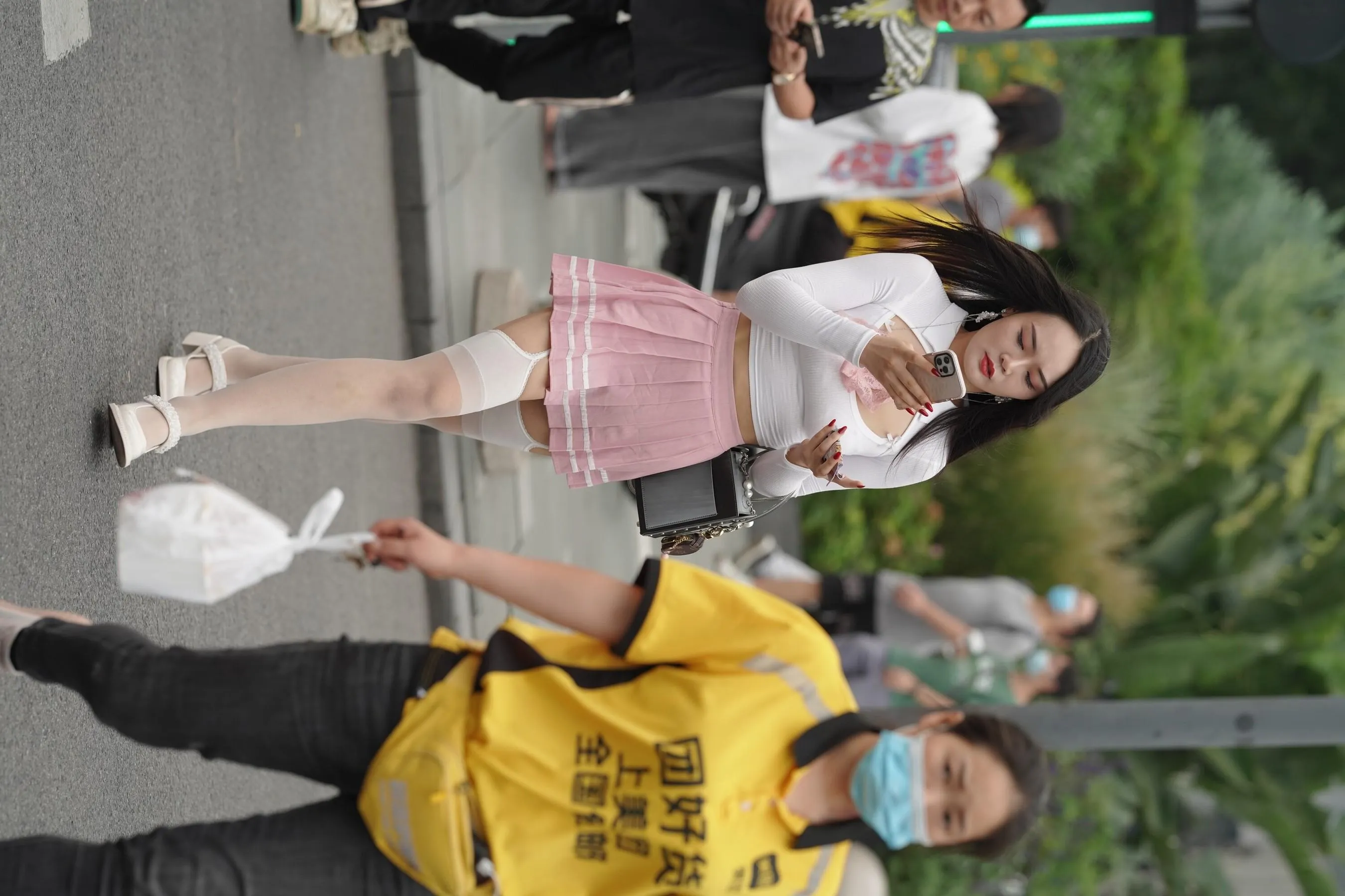 魔镜街拍 NO.161 街拍白丝吊带袜美女 [109P]插图5